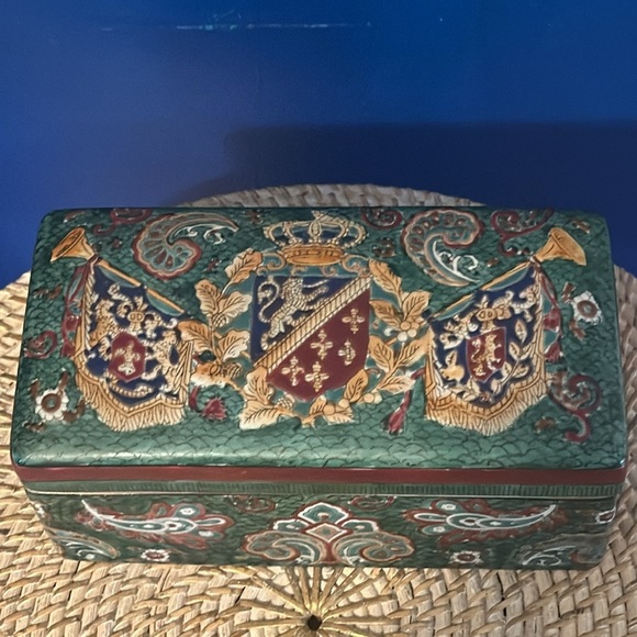 Antique Chinese Export Hand Painted Rectangular Porcelain Crest Box with Lid - Picture 2 of 7